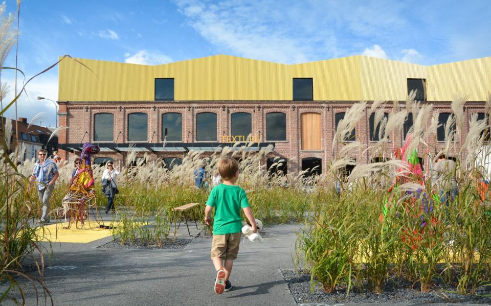 Zicht op het museumplein en museum Texture
