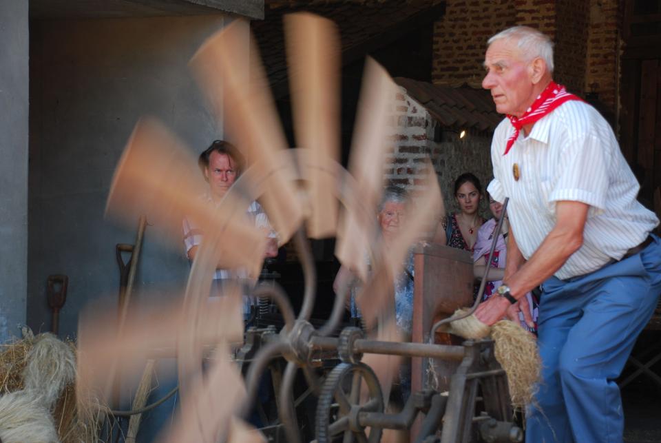Frans Vansteenkiste, oud vlasser, aan het zwingelen op de stermolen